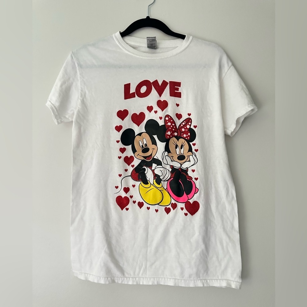 Gildan Mickey and Minnie short sleeve Valentine’s Day love shirt size small